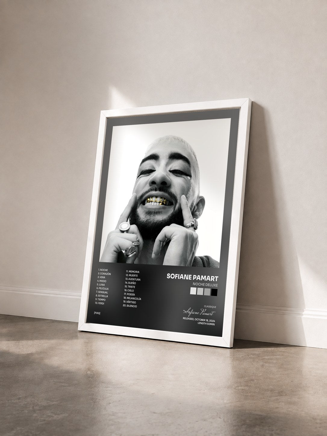 #blanc Tableau de l'album NOCHE deluxe de Sofiane Pamart vu de trois quarts, cadre blanc