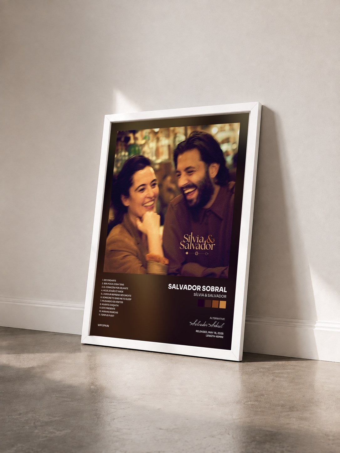 #blanc Tableau de l'album Sílvia & Salvador de Salvador Sobral vu de trois quarts, cadre blanc