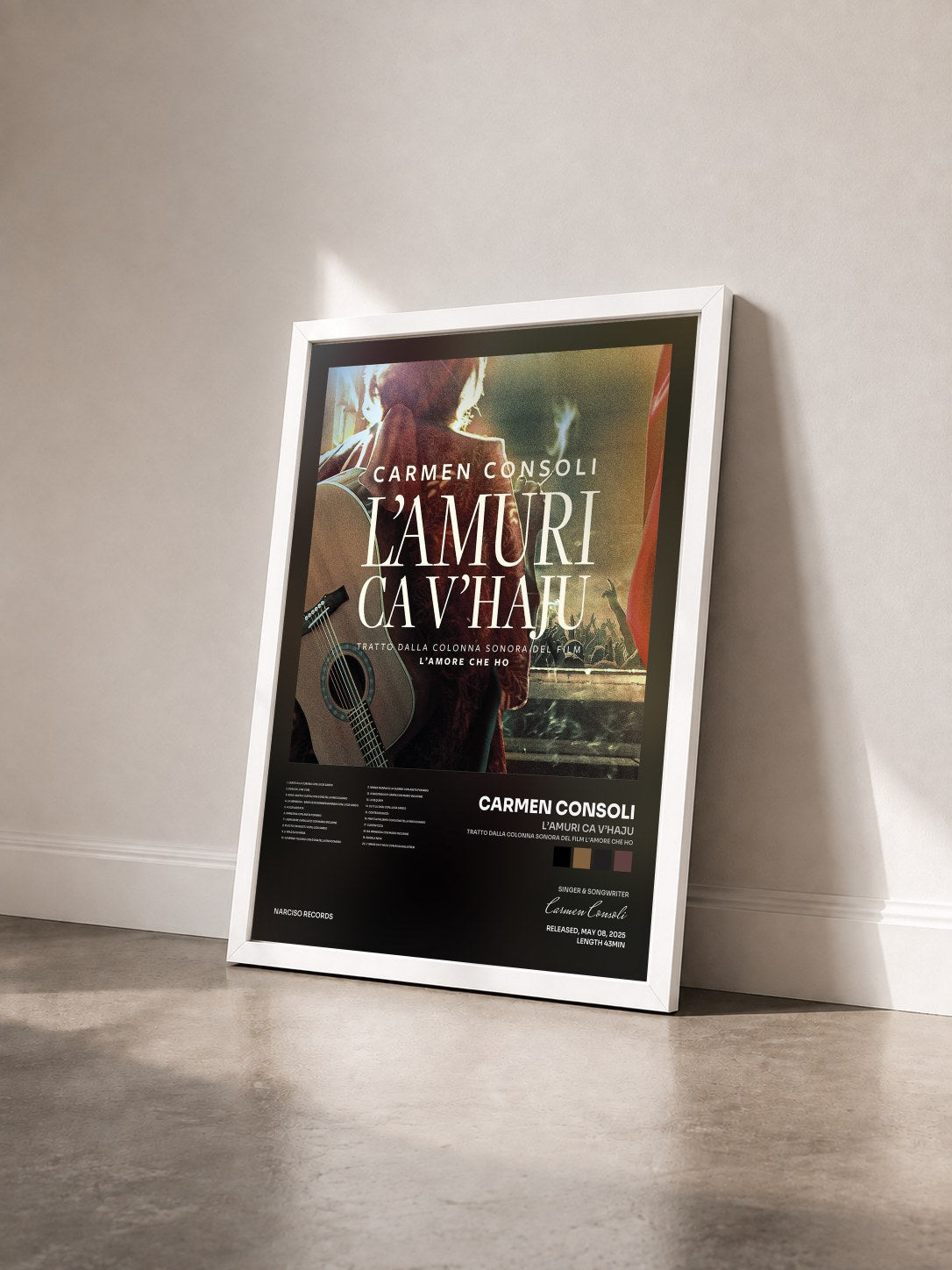 #blanc Tableau de l'album L’amuri ca v’haju (Tratto dalla colonna sonora del film L'amore che ho) de Carmen Consoli vu de trois quarts, cadre blanc