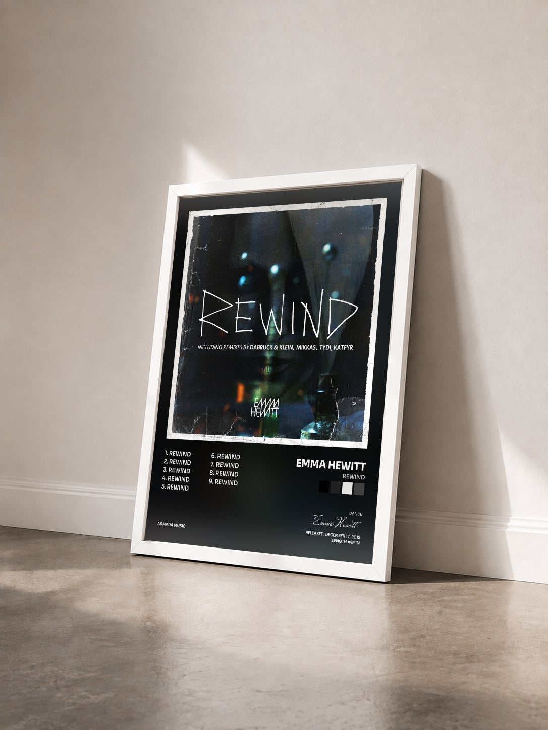 #blanc Tableau de l'album Rewind de Emma Hewitt vu de trois quarts, cadre blanc