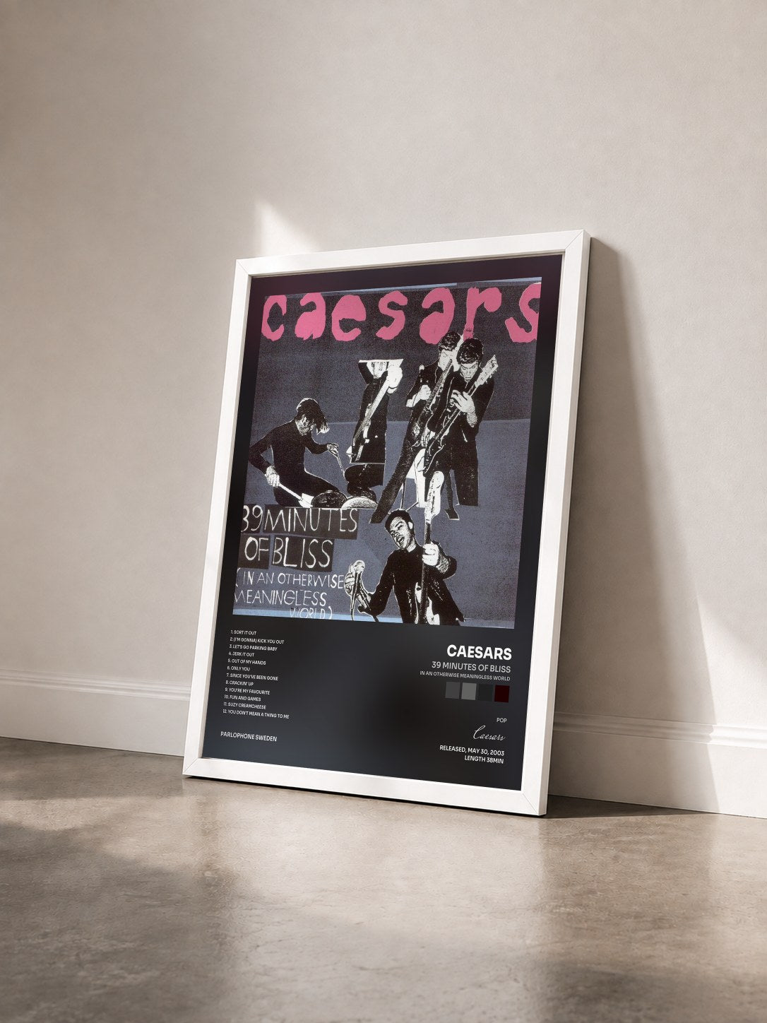 #blanc Tableau de l'album 39 Minutes Of Bliss (In An Otherwise Meaningless World) de Caesars vu de trois quarts, cadre blanc