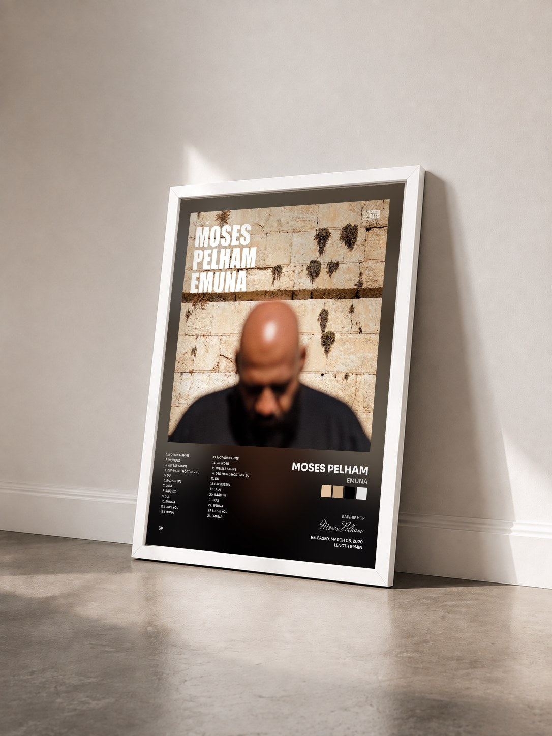 #blanc Tableau de l'album EMUNA de Moses Pelham vu de trois quarts, cadre blanc