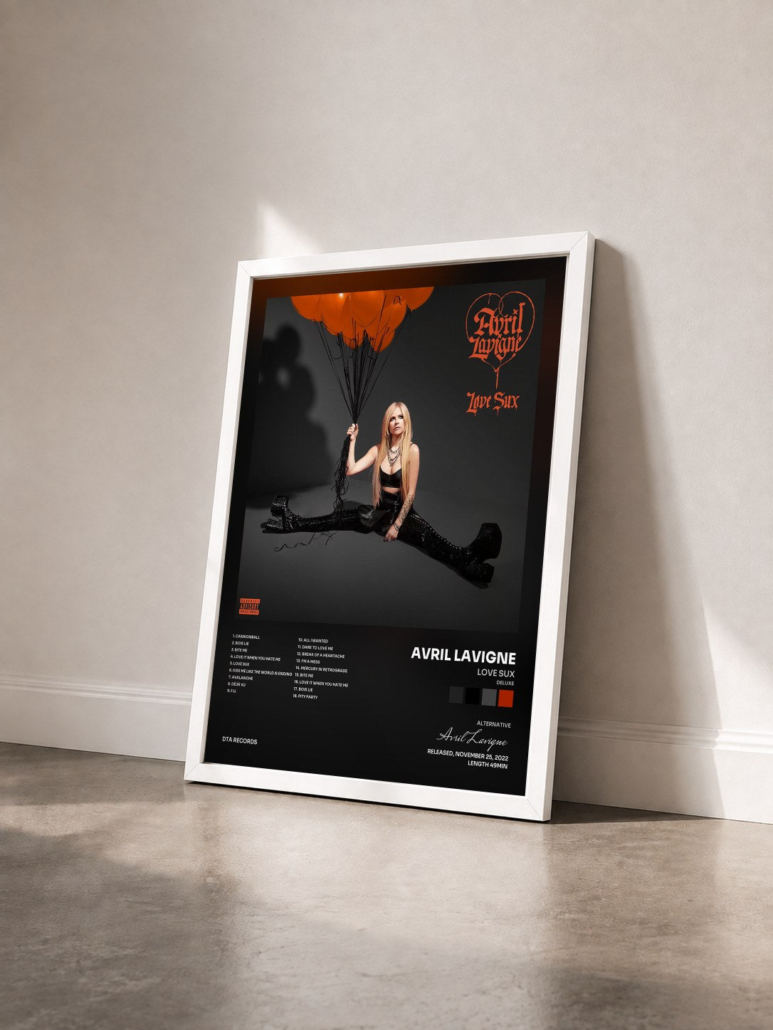 #blanc Tableau de l'album Love Sux (Deluxe) de Avril Lavigne vu de trois quarts, cadre blanc