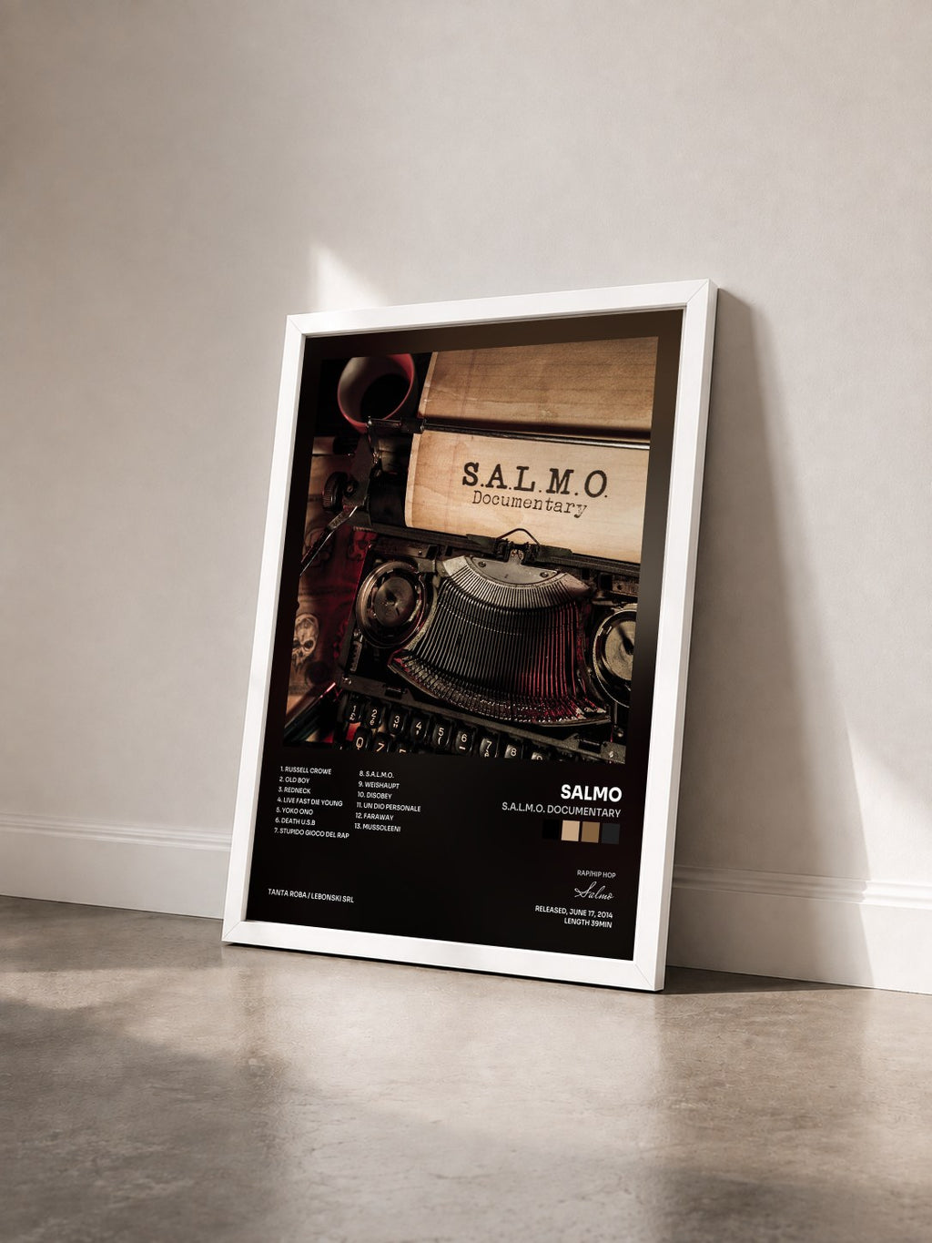 #blanc Tableau de l'album S.A.L.M.O. Documentary de Salmo vu de trois quarts, cadre blanc