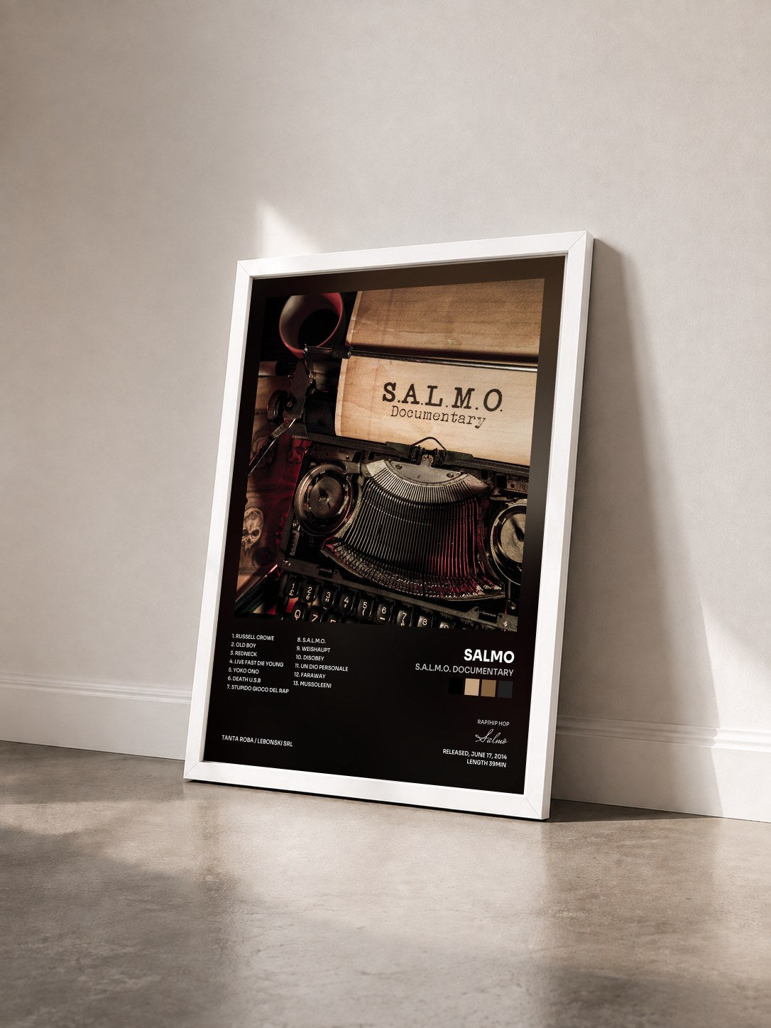 #blanc Tableau de l'album S.A.L.M.O. Documentary de Salmo vu de trois quarts, cadre blanc