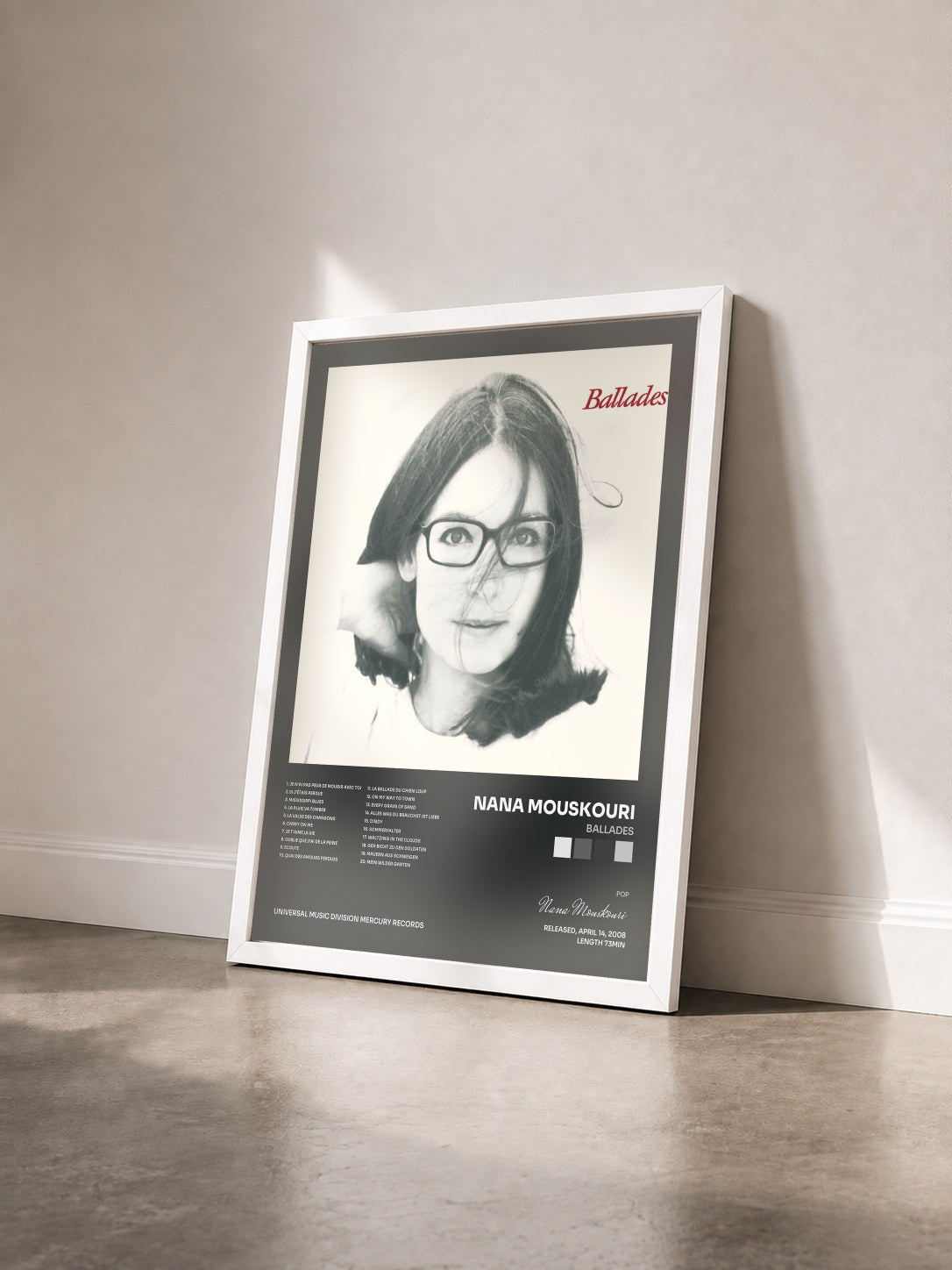 #blanc Tableau de l'album Ballades de Nana Mouskouri vu de trois quarts, cadre blanc