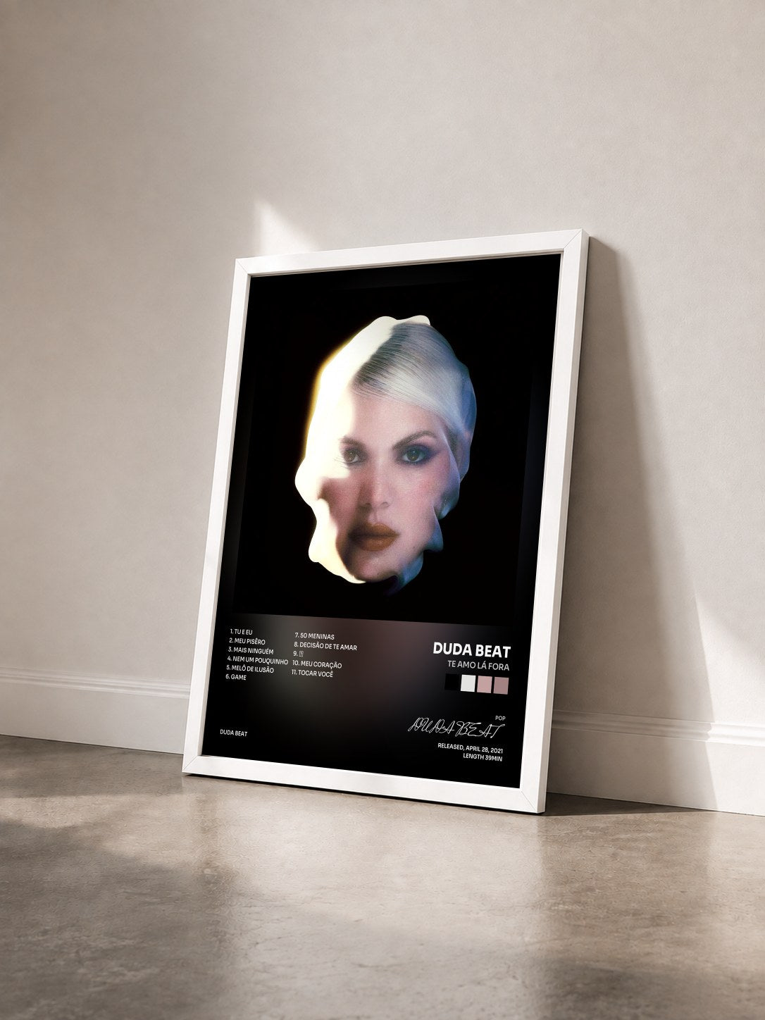 #blanc Tableau de l'album Te Amo Lá Fora de DUDA BEAT vu de trois quarts, cadre blanc