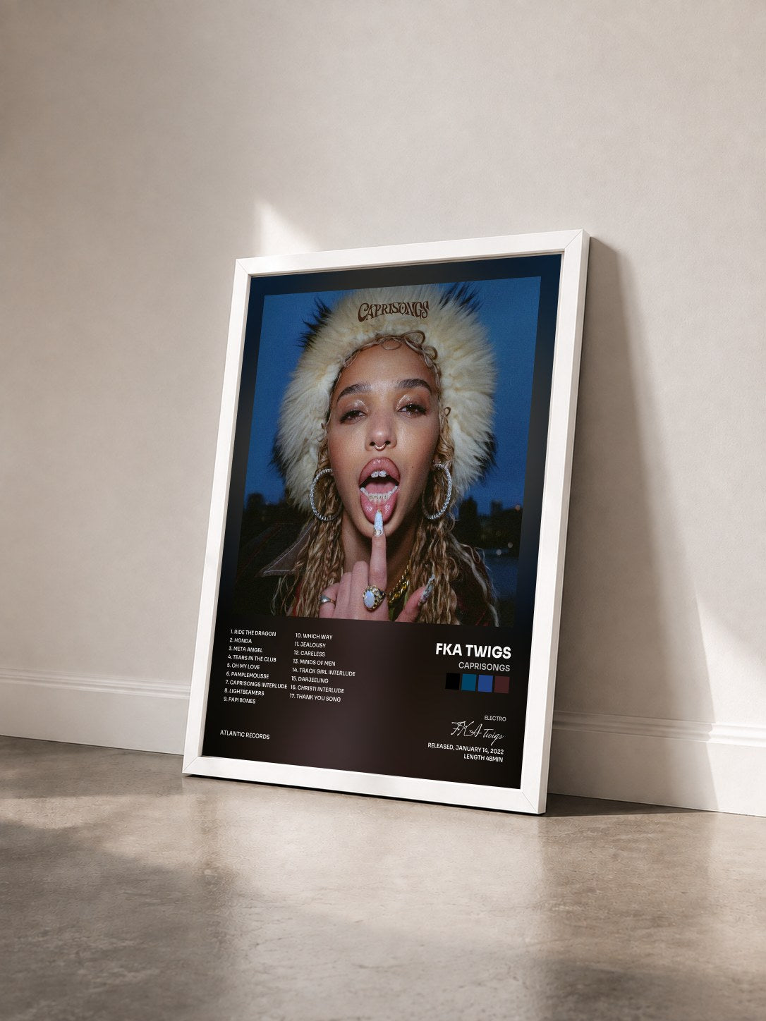 #blanc Tableau de l'album CAPRISONGS de FKA twigs vu de trois quarts, cadre blanc