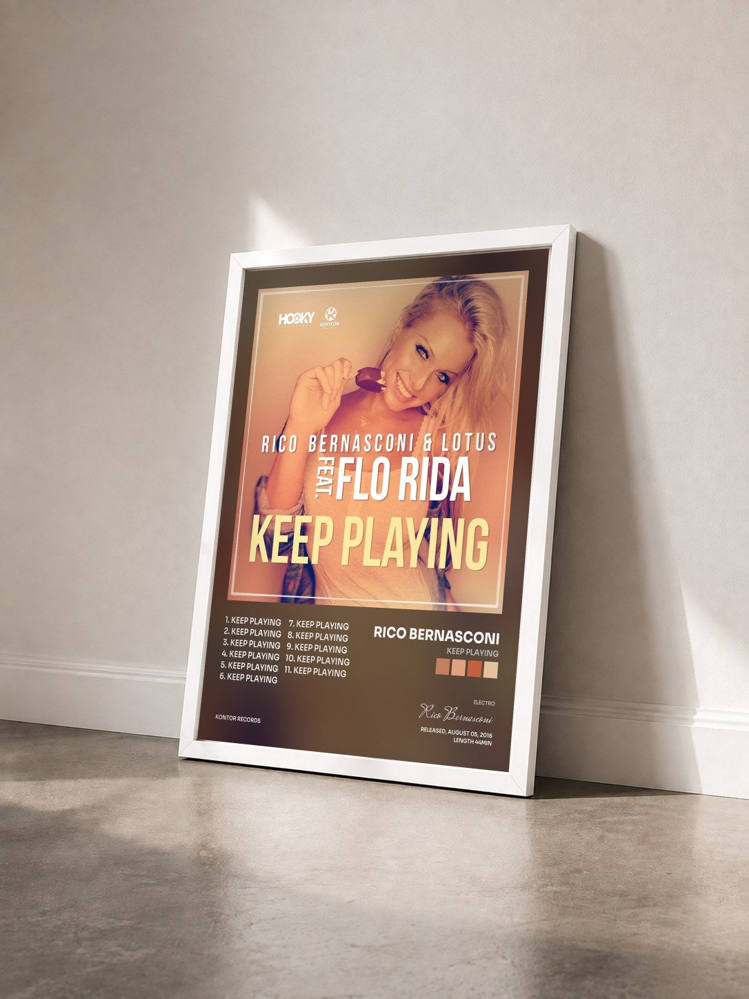 #blanc Tableau de l'album Keep Playing de Rico Bernasconi vu de trois quarts, cadre blanc
