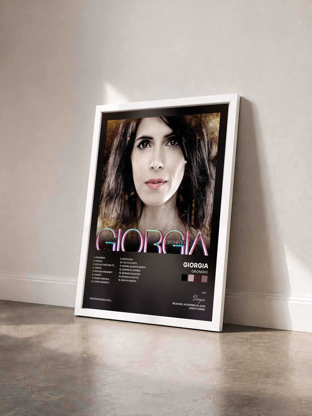 #blanc Tableau de l'album Oronero de Giorgia vu de trois quarts, cadre blanc