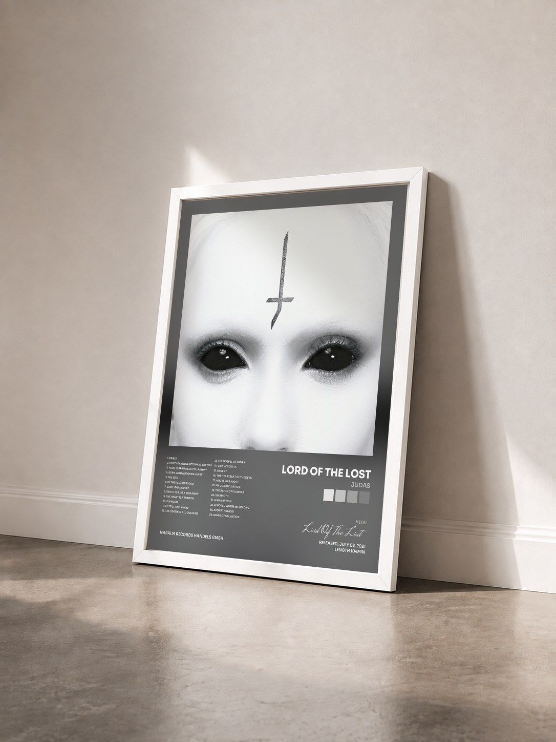 #blanc Tableau de l'album Judas de Lord Of The Lost vu de trois quarts, cadre blanc