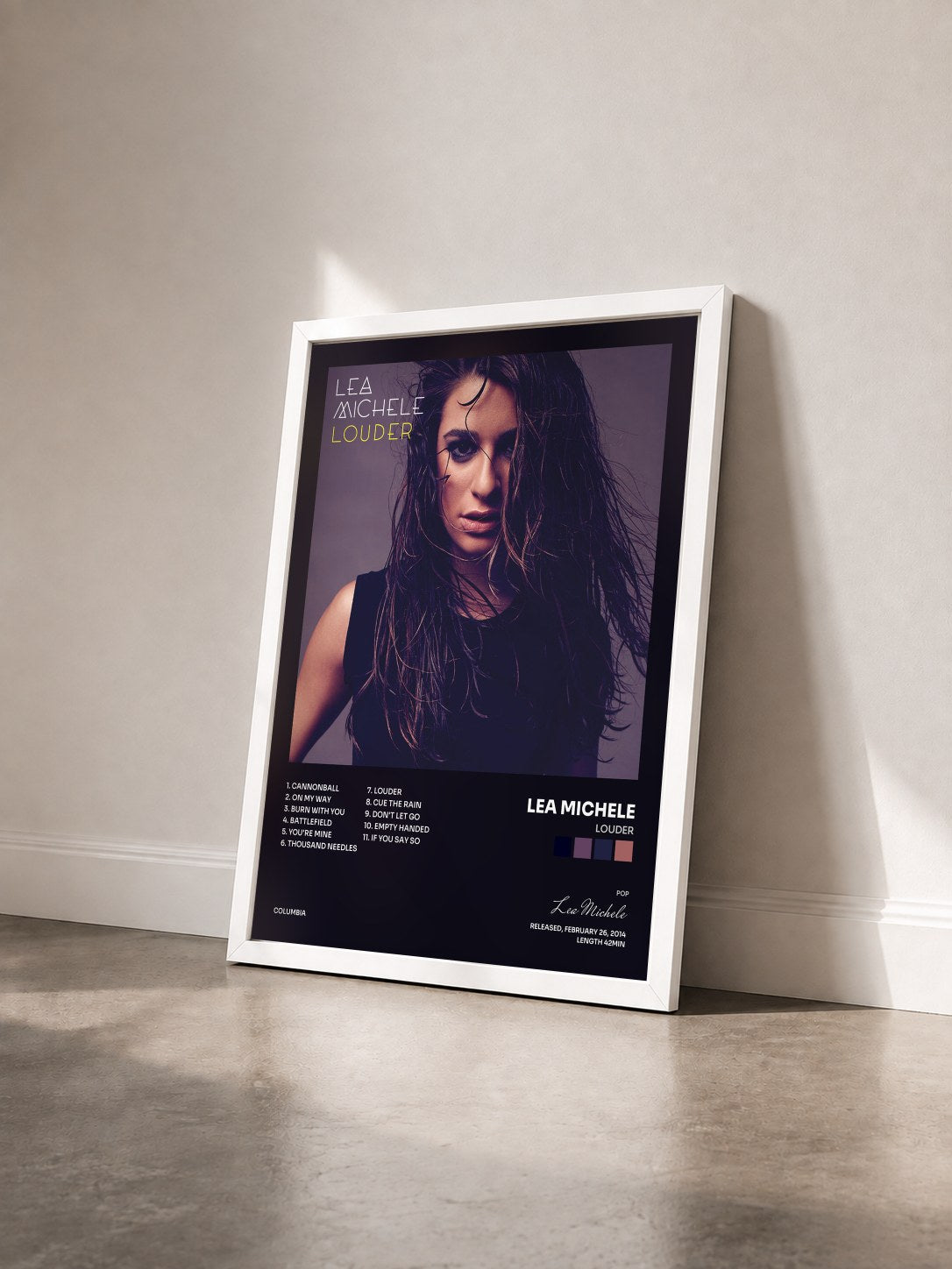 #blanc Tableau de l'album Louder de Lea Michele vu de trois quarts, cadre blanc