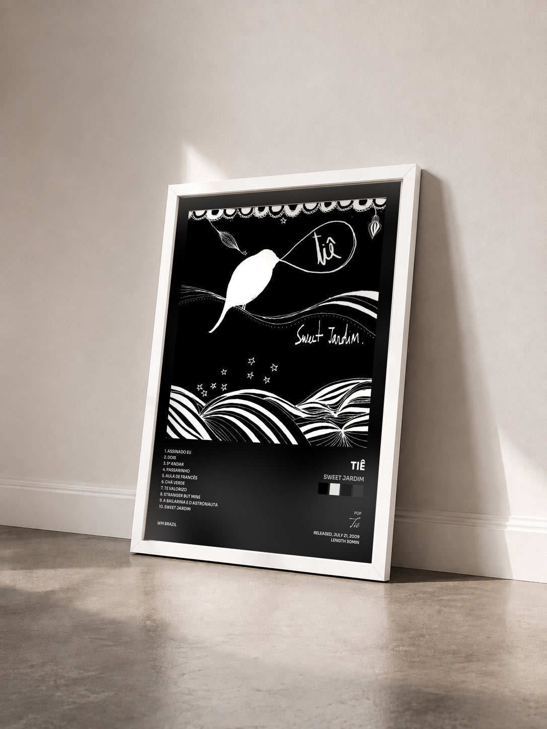#blanc Tableau de l'album Sweet Jardim de Tiê vu de trois quarts, cadre blanc