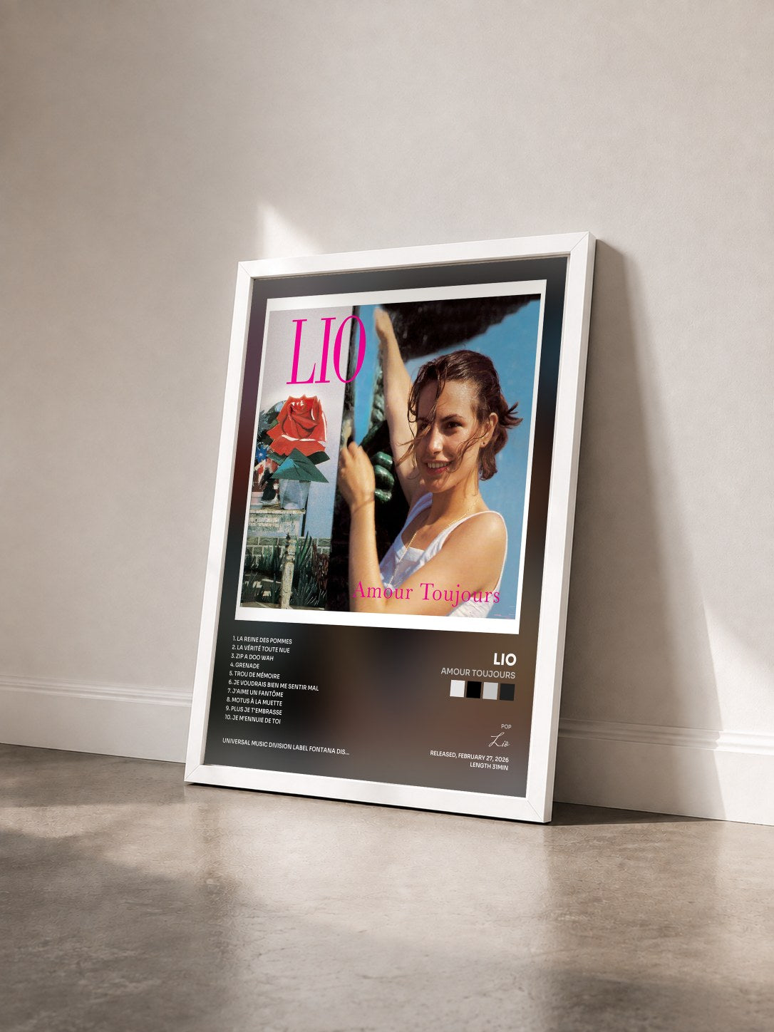 #blanc Tableau de l'album Amour toujours de Lio vu de trois quarts, cadre blanc