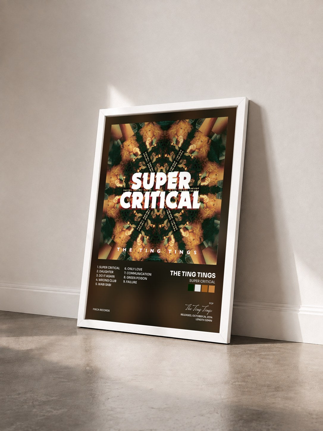 #blanc Tableau de l'album Super Critical de The Ting Tings vu de trois quarts, cadre blanc