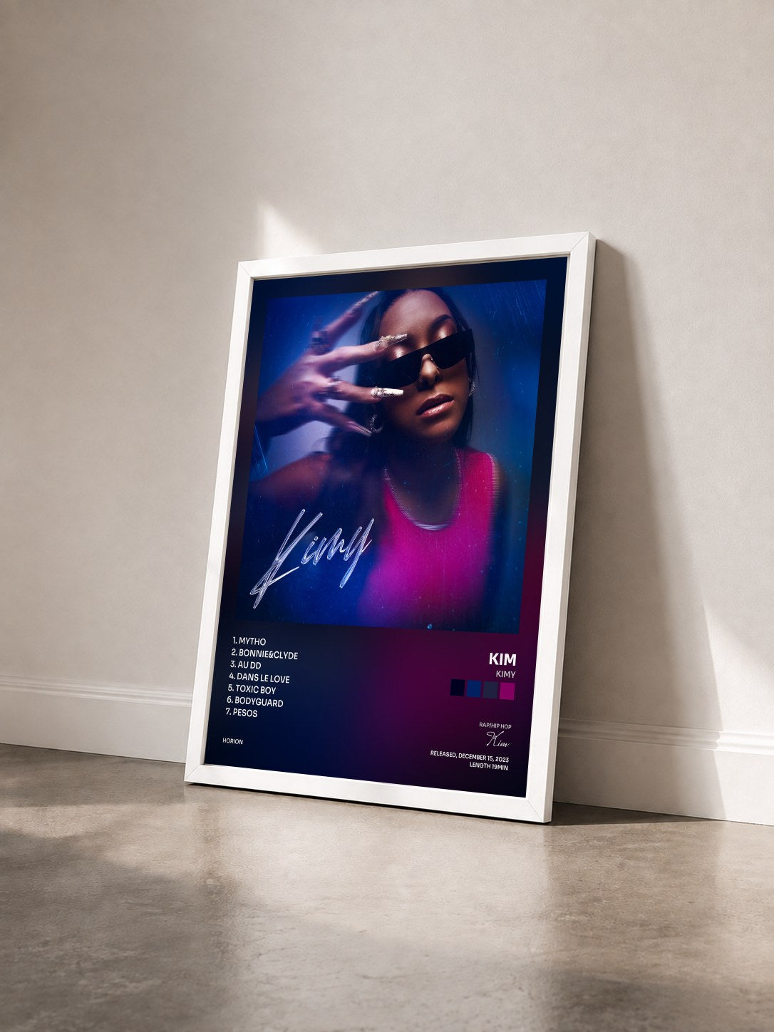 #blanc Tableau de l'album Kimy de Kim vu de trois quarts, cadre blanc