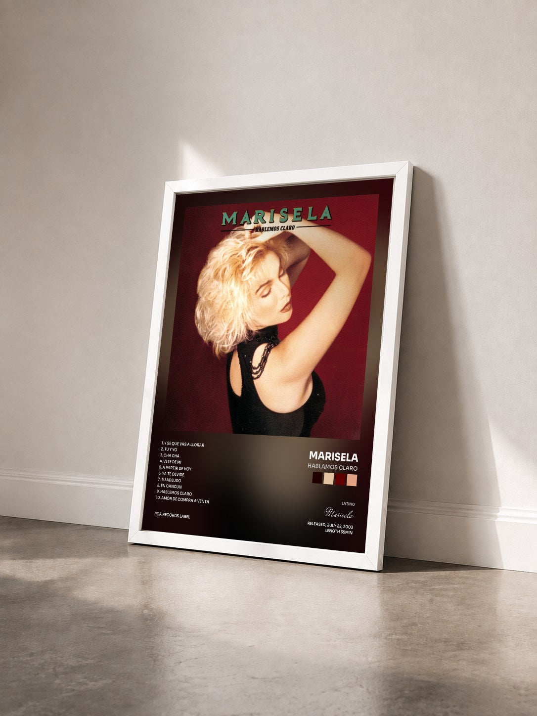 #blanc Tableau de l'album Hablamos Claro de Marisela vu de trois quarts, cadre blanc