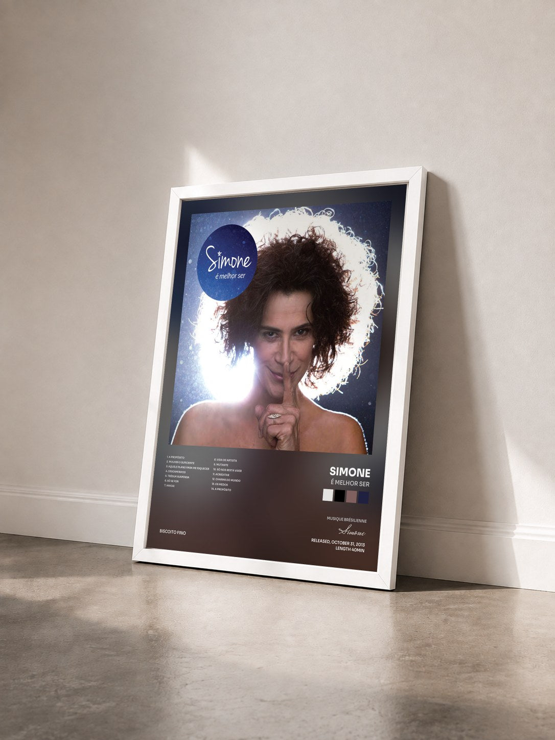 #blanc Tableau de l'album É Melhor Ser de Simone vu de trois quarts, cadre blanc