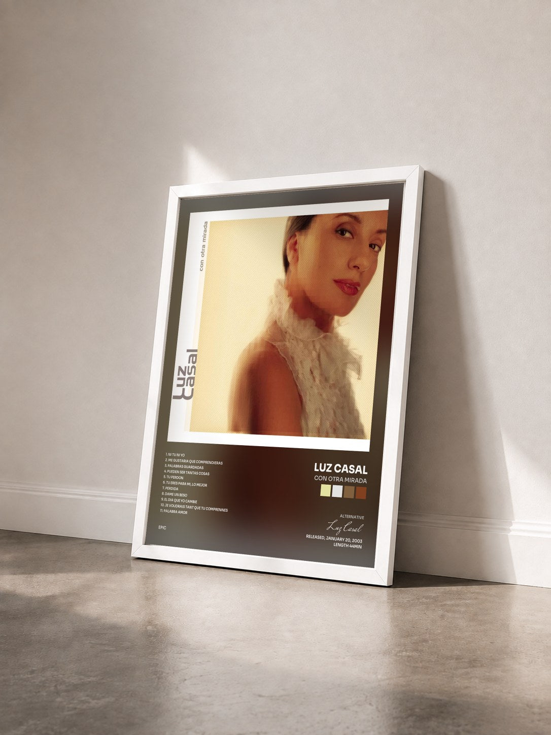#blanc Tableau de l'album Con Otra Mirada de Luz Casal vu de trois quarts, cadre blanc