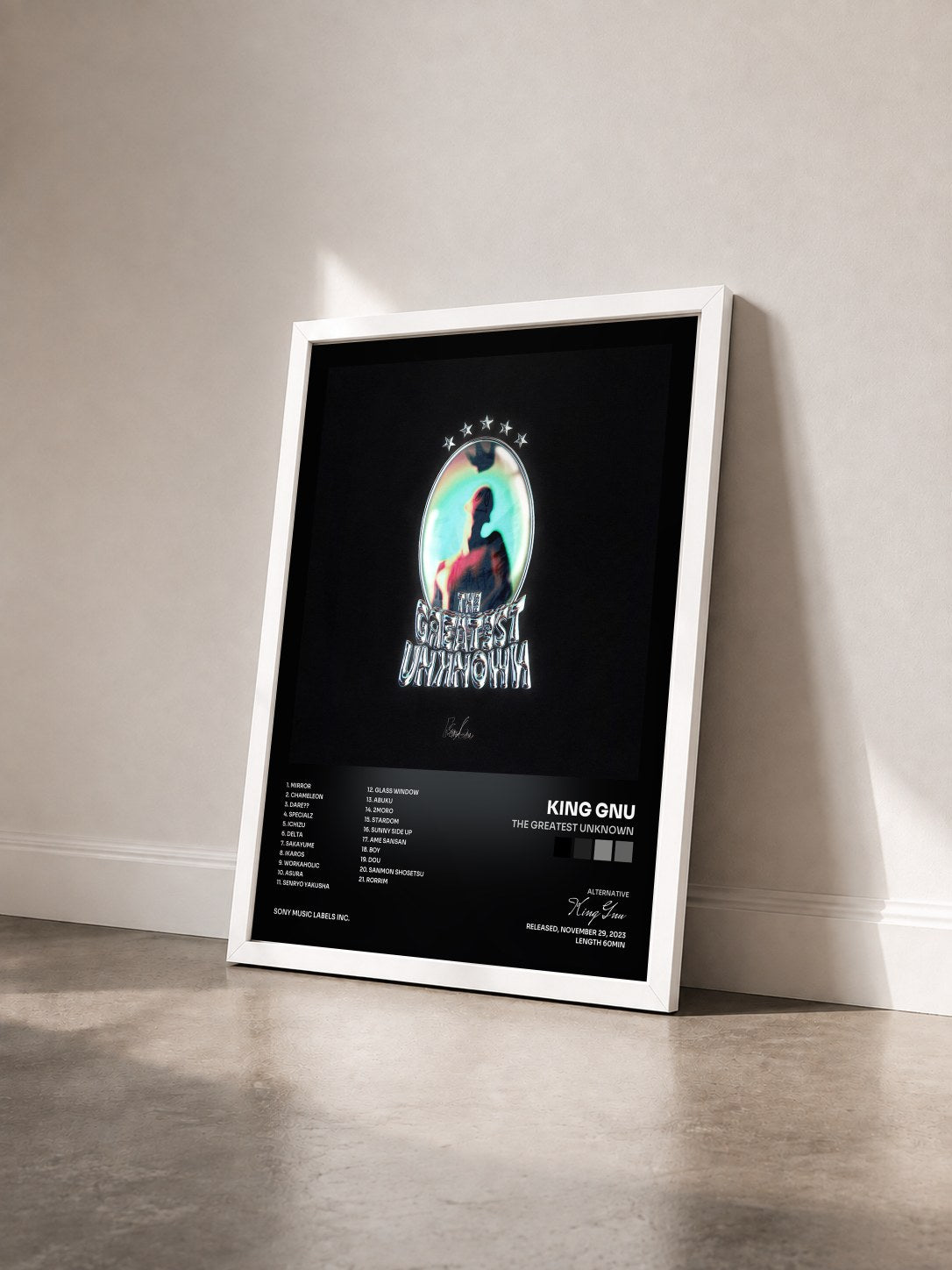 #blanc Tableau de l'album THE GREATEST UNKNOWN de King Gnu vu de trois quarts, cadre blanc