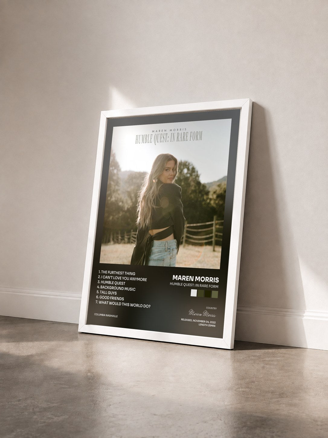 #blanc Tableau de l'album Humble Quest: In Rare Form de Maren Morris vu de trois quarts, cadre blanc