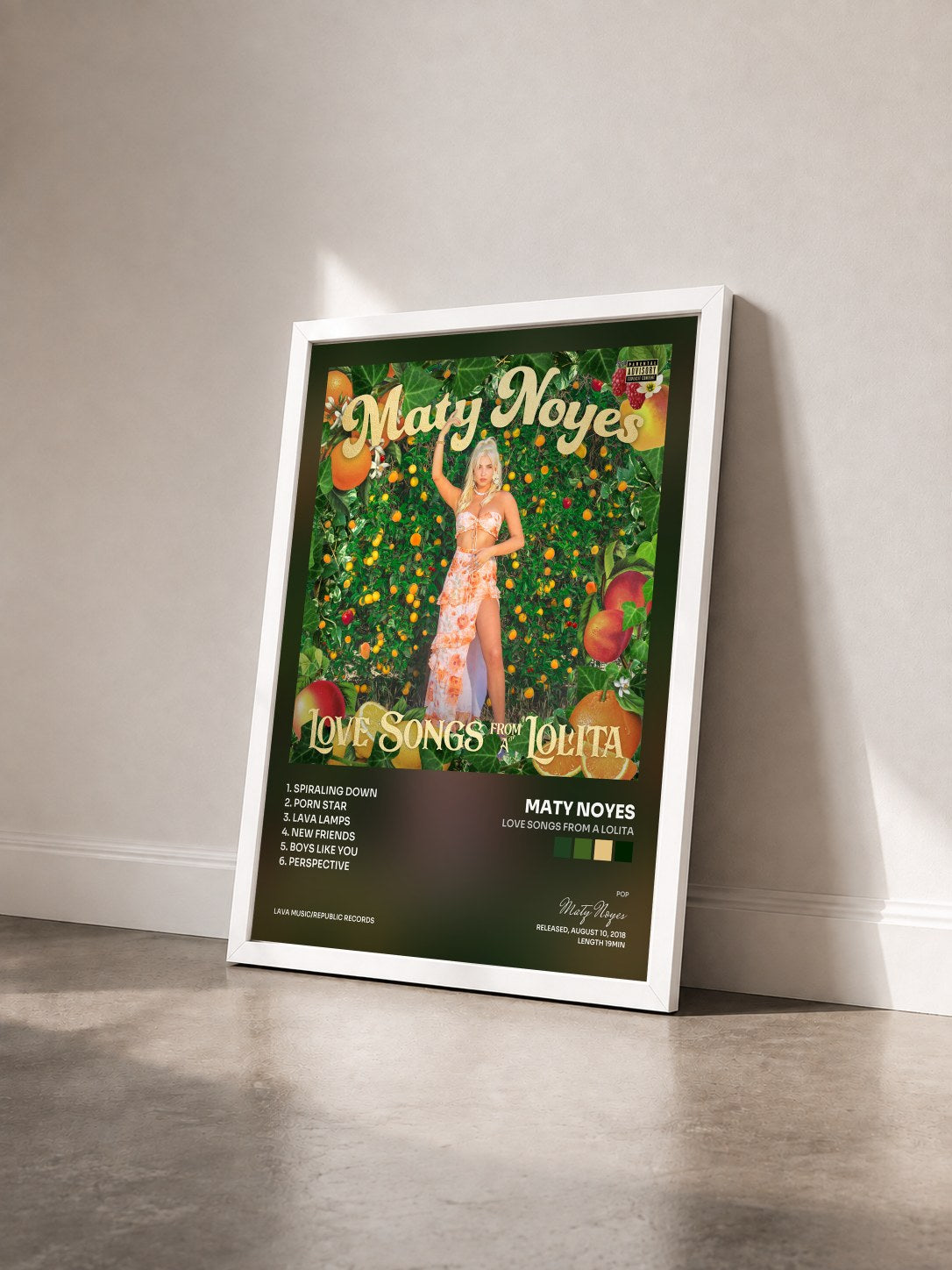 #blanc Tableau de l'album Love Songs From A Lolita de Maty Noyes vu de trois quarts, cadre blanc