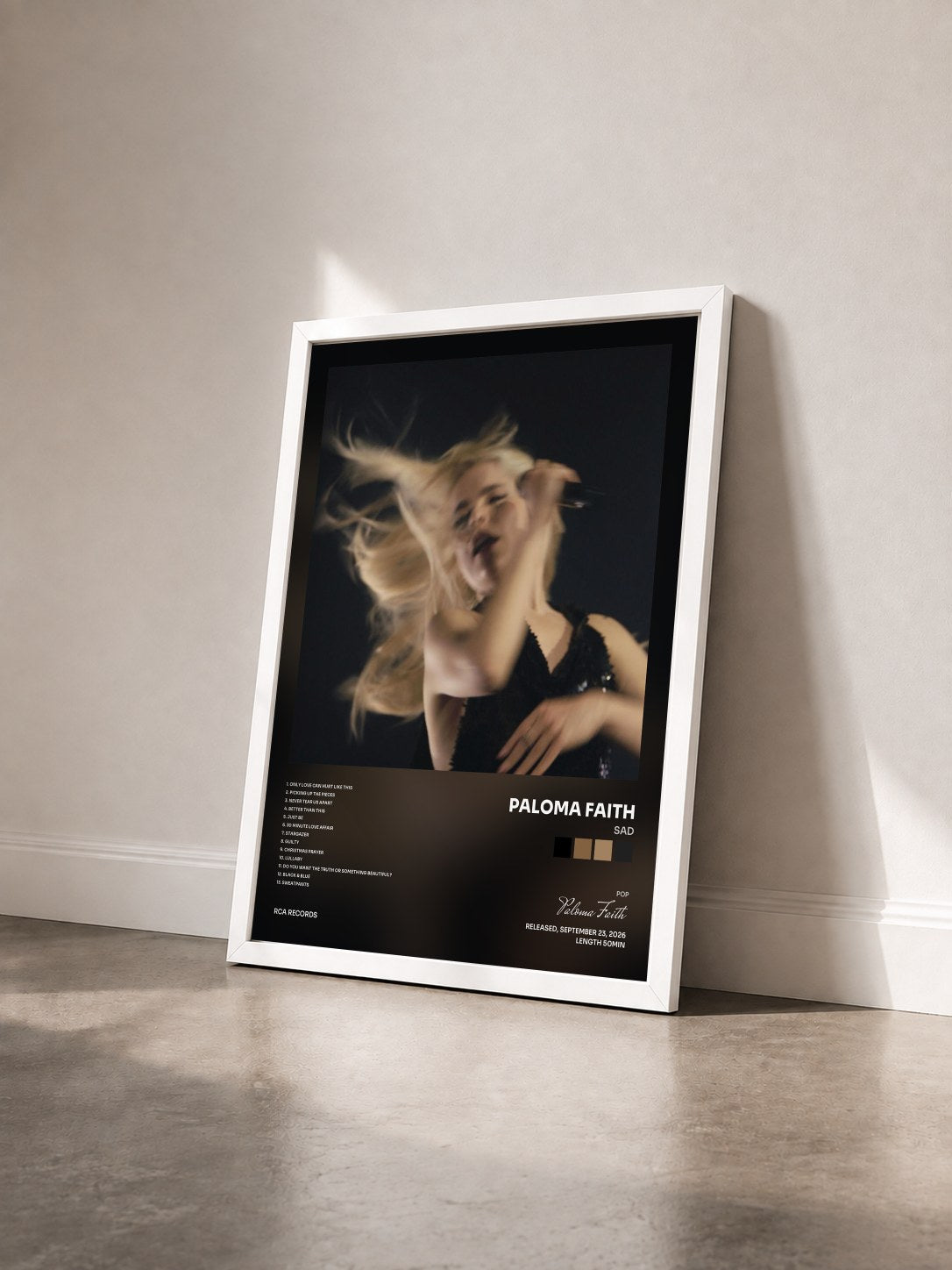 #blanc Tableau de l'album Sad de Paloma Faith vu de trois quarts, cadre blanc