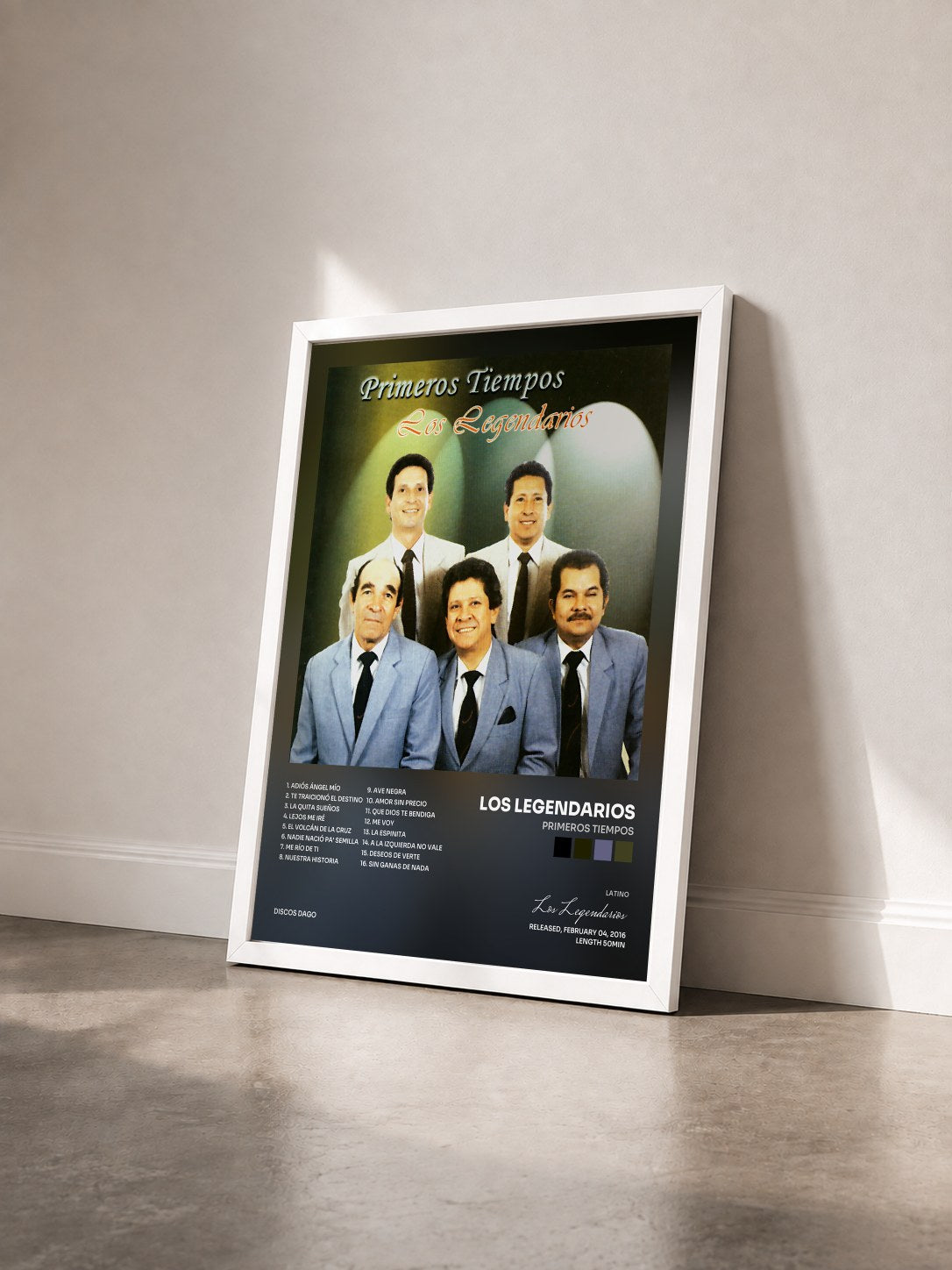 #blanc Tableau de l'album Primeros Tiempos de Los Legendarios vu de trois quarts, cadre blanc