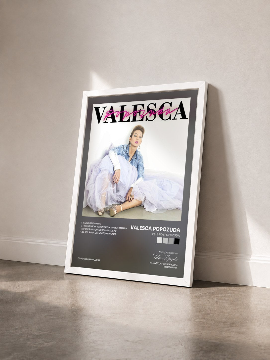 #blanc Tableau de l'album Valesca Popozuda de Valesca Popozuda vu de trois quarts, cadre blanc