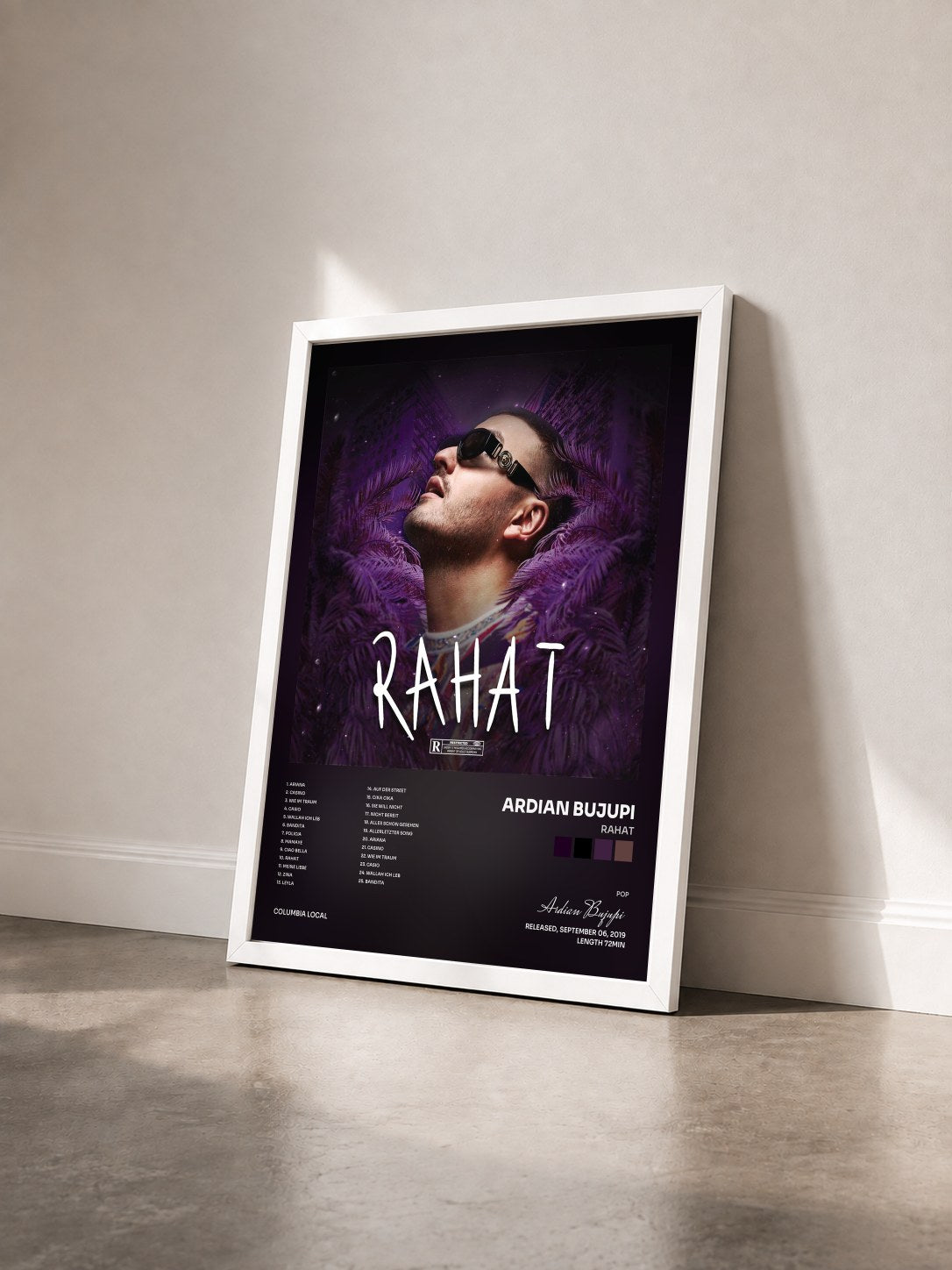 #blanc Tableau de l'album Rahat de Ardian Bujupi vu de trois quarts, cadre blanc