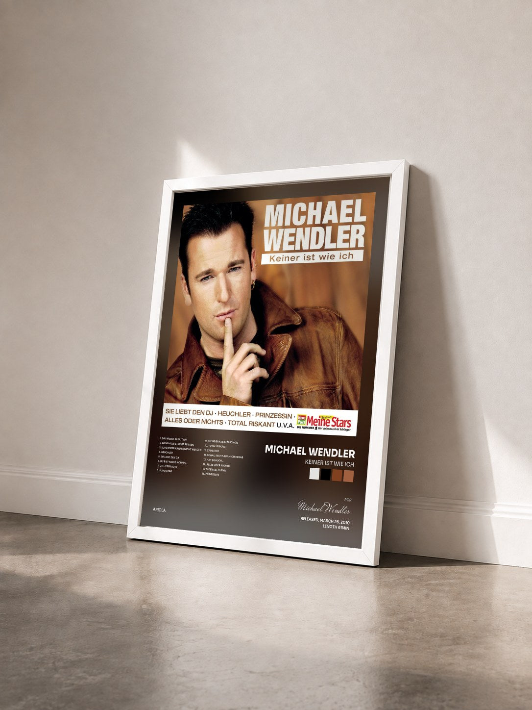#blanc Tableau de l'album Keiner ist wie ich de Michael Wendler vu de trois quarts, cadre blanc