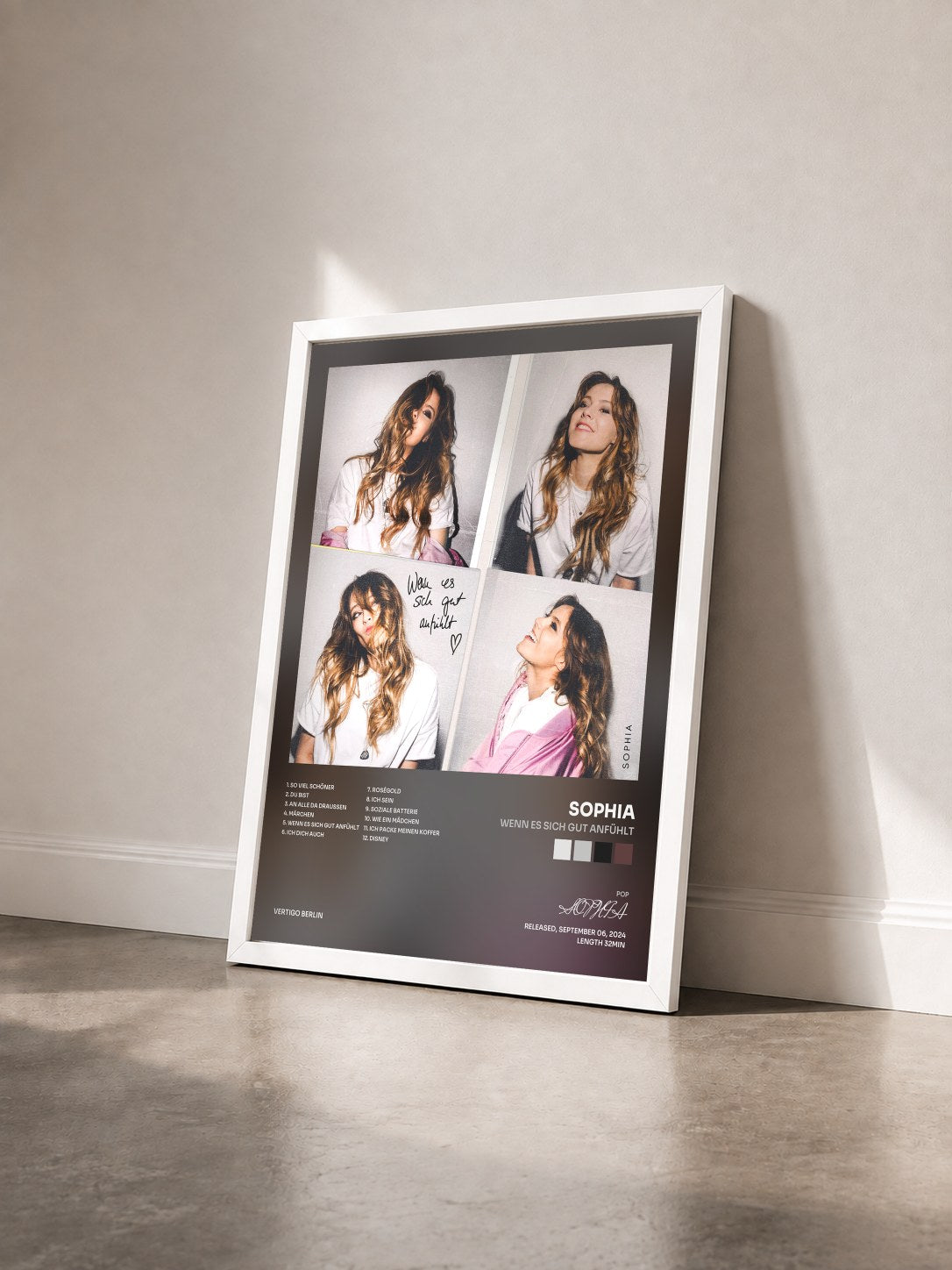 #blanc Tableau de l'album Wenn es sich gut anfühlt de SOPHIA vu de trois quarts, cadre blanc