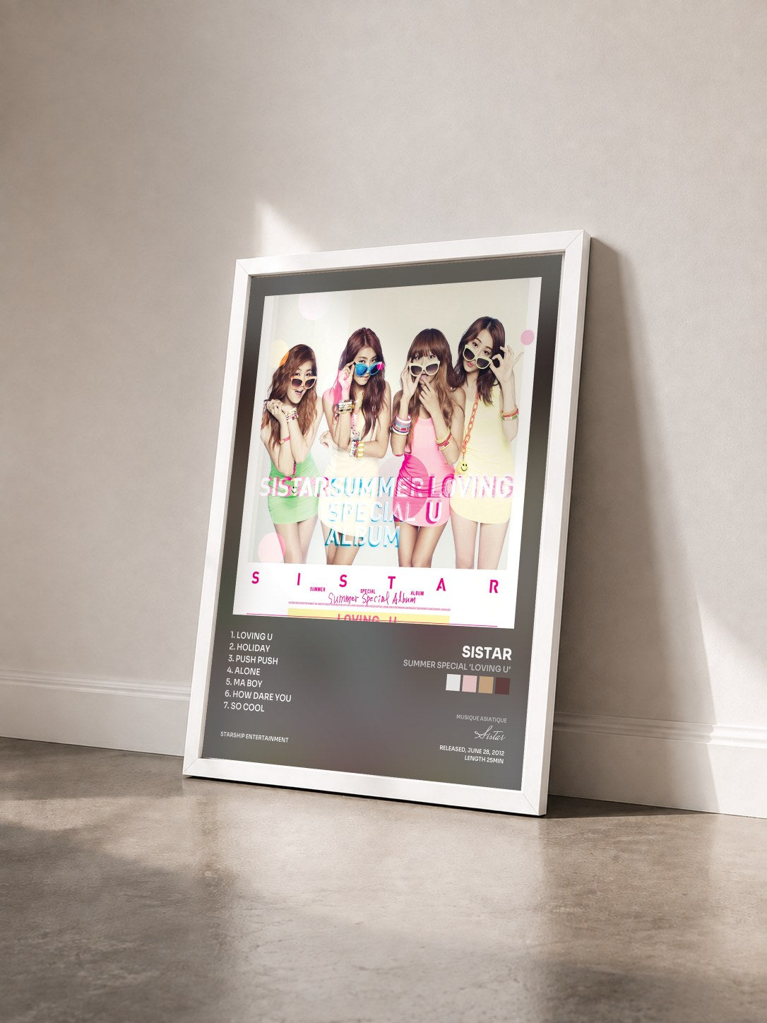 #blanc Tableau de l'album Summer Special 'Loving U' de Sistar vu de trois quarts, cadre blanc
