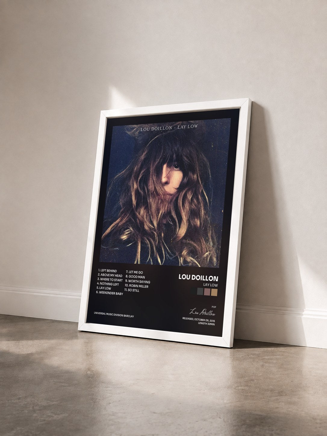#blanc Tableau de l'album Lay Low de Lou Doillon vu de trois quarts, cadre blanc