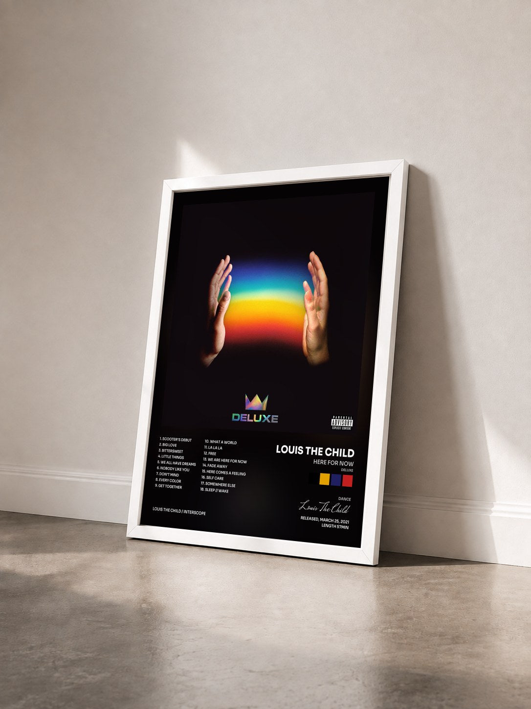 #blanc Tableau de l'album Here For Now (Deluxe) de Louis The Child vu de trois quarts, cadre blanc