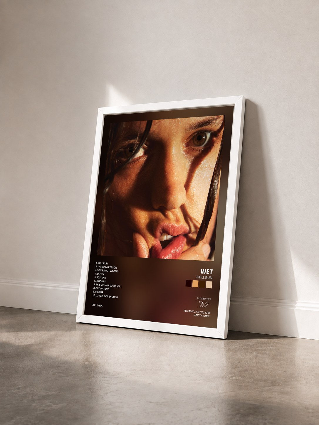 #blanc Tableau de l'album Still Run de Wet vu de trois quarts, cadre blanc