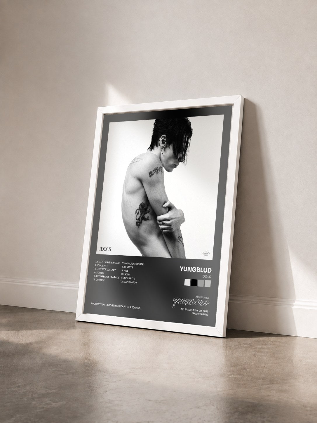 #blanc Tableau de l'album Idols de YUNGBLUD vu de trois quarts, cadre blanc