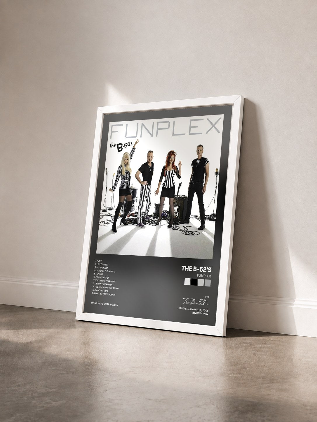 #blanc Tableau de l'album Funplex de The B-52's vu de trois quarts, cadre blanc