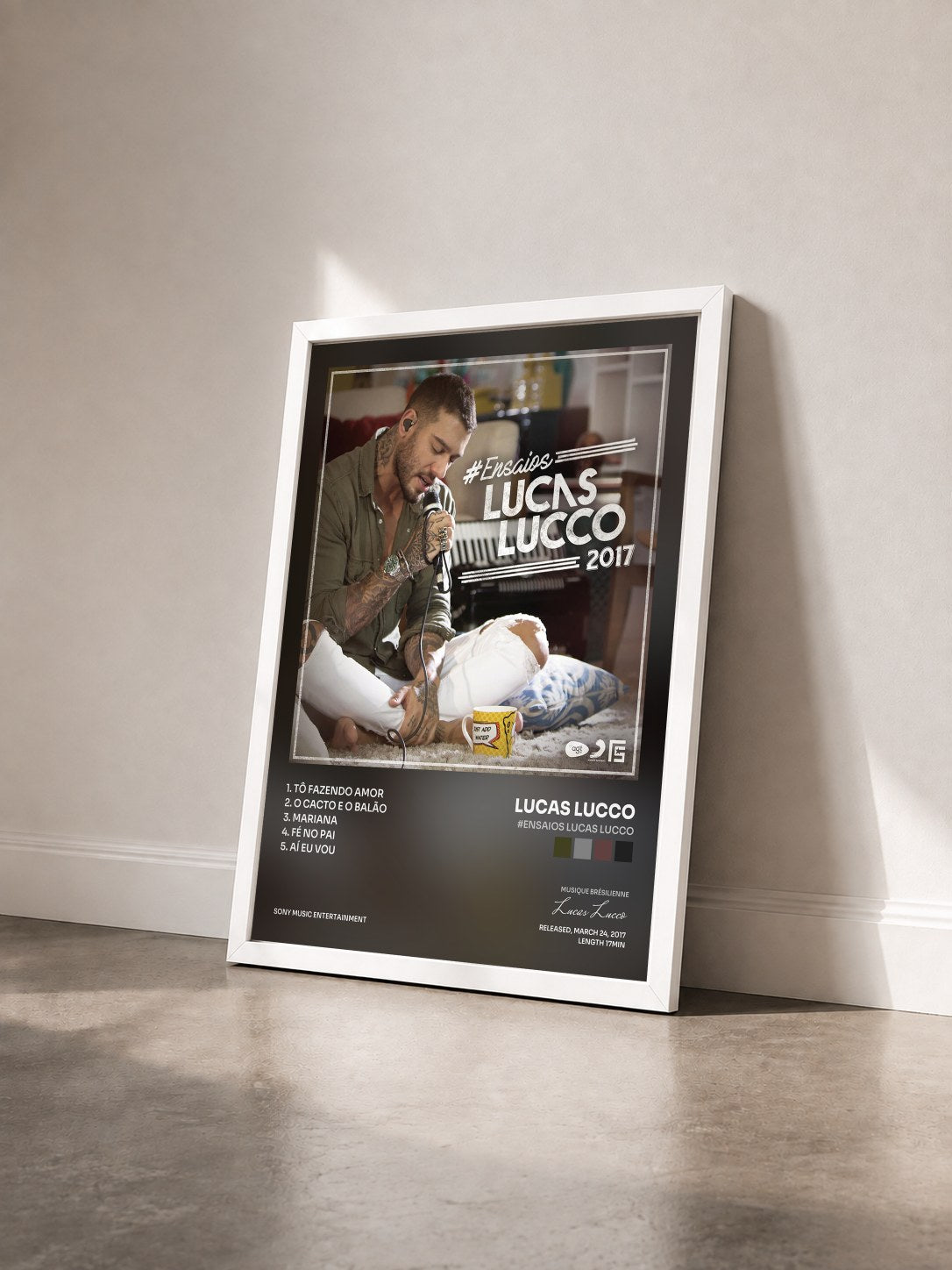 #blanc Tableau de l'album #Ensaios Lucas Lucco de Lucas Lucco vu de trois quarts, cadre blanc