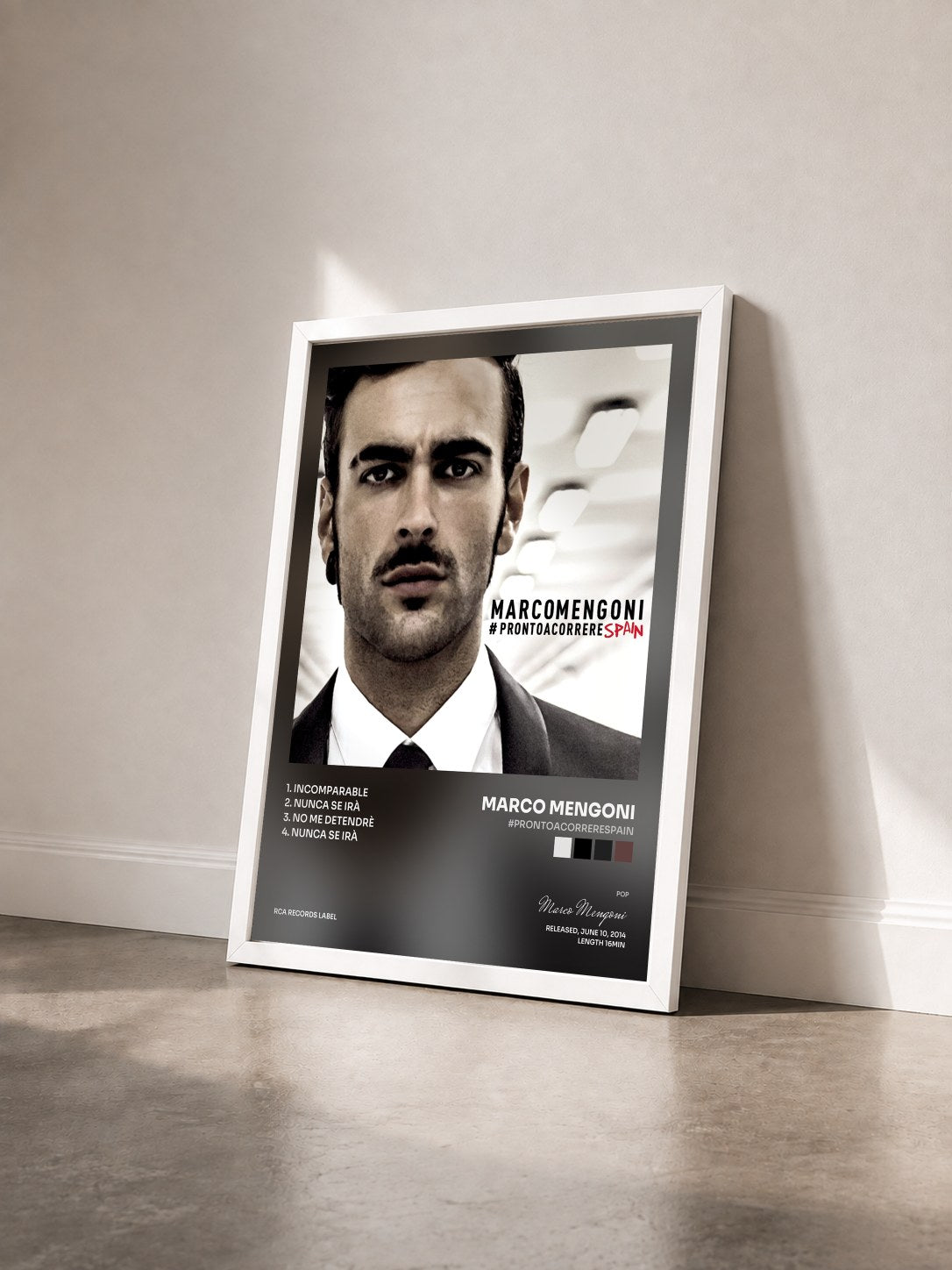 #blanc Tableau de l'album #PRONTOACORRERESPAIN de Marco Mengoni vu de trois quarts, cadre blanc