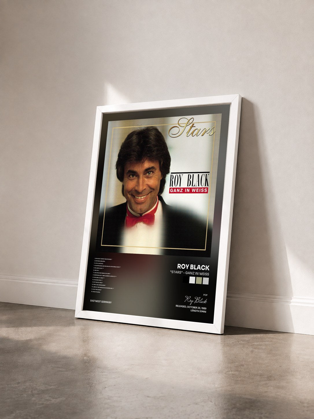 #blanc Tableau de l'album "Stars" - Ganz in weiß de Roy Black vu de trois quarts, cadre blanc