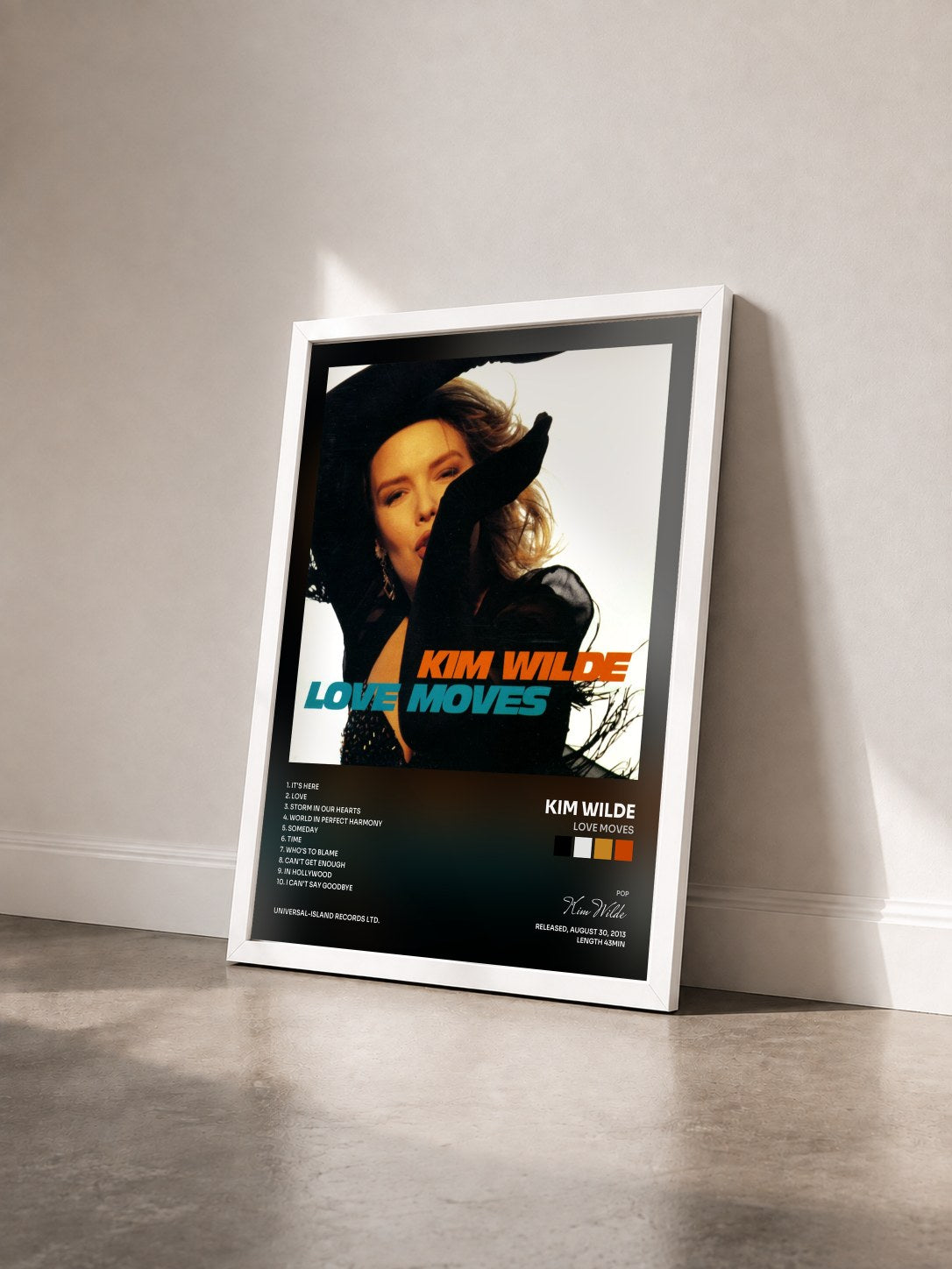 #blanc Tableau de l'album Love Moves de Kim Wilde vu de trois quarts, cadre blanc