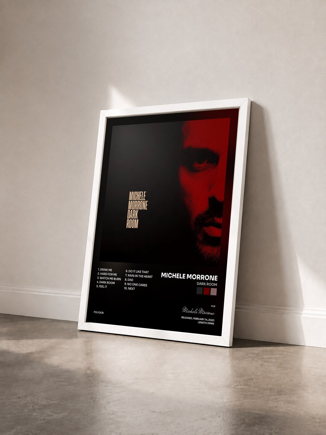 #blanc Tableau de l'album Dark Room de Michele Morrone vu de trois quarts, cadre blanc