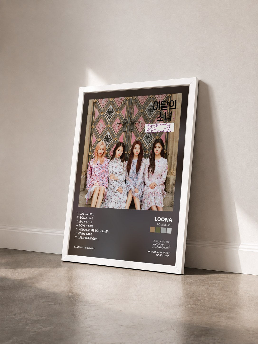 #blanc Tableau de l'album Love & Evil de LOONA vu de trois quarts, cadre blanc