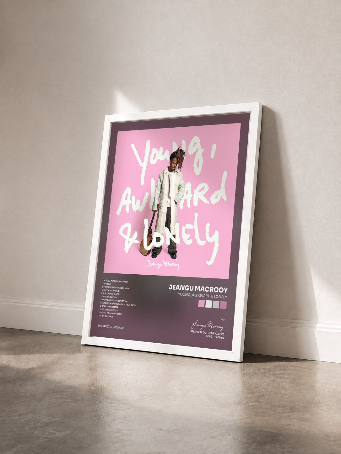 #blanc Tableau de l'album Young, Awkward & Lonely de Jeangu Macrooy vu de trois quarts, cadre blanc