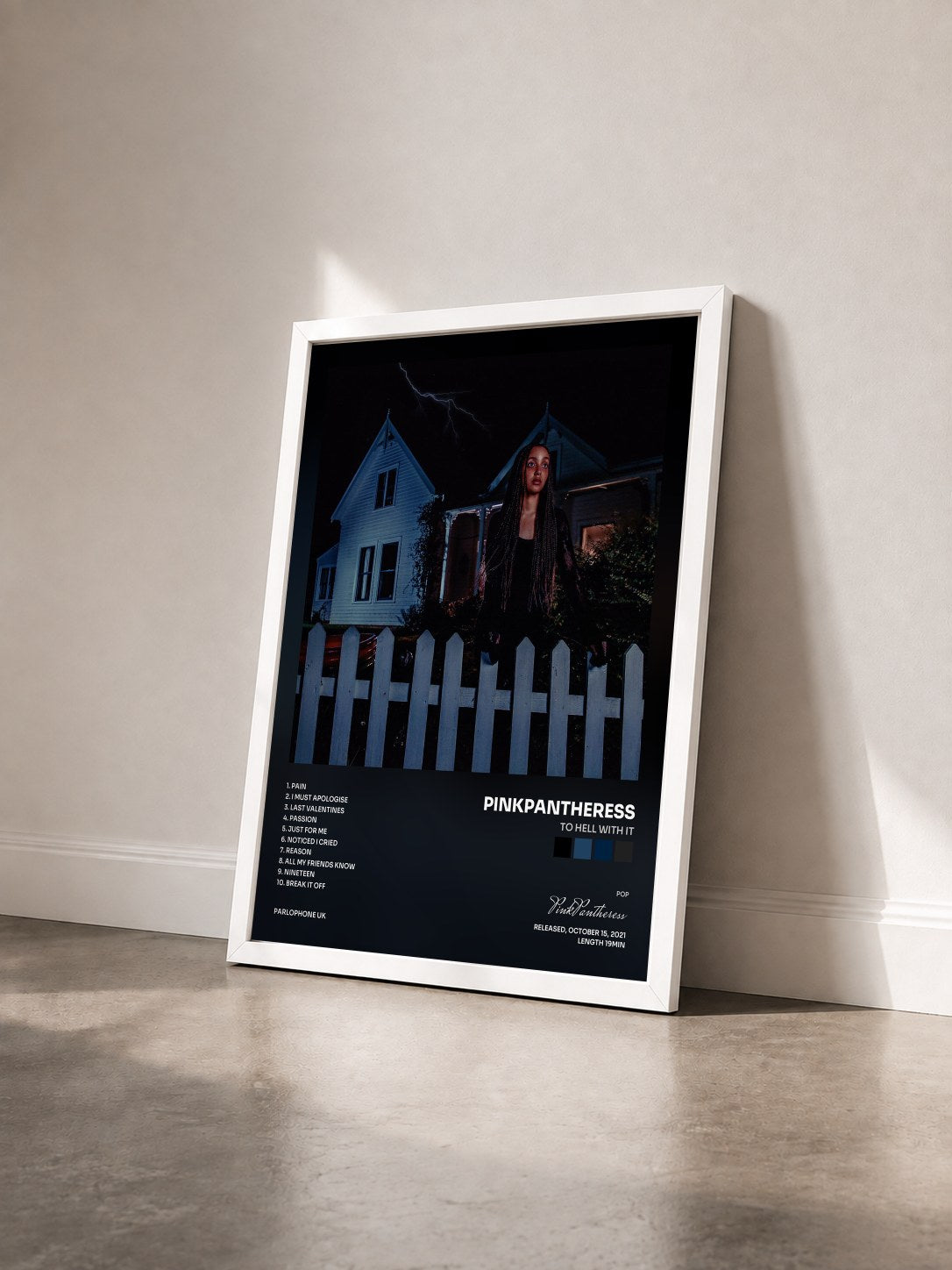 #blanc Tableau de l'album to hell with it de PinkPantheress vu de trois quarts, cadre blanc