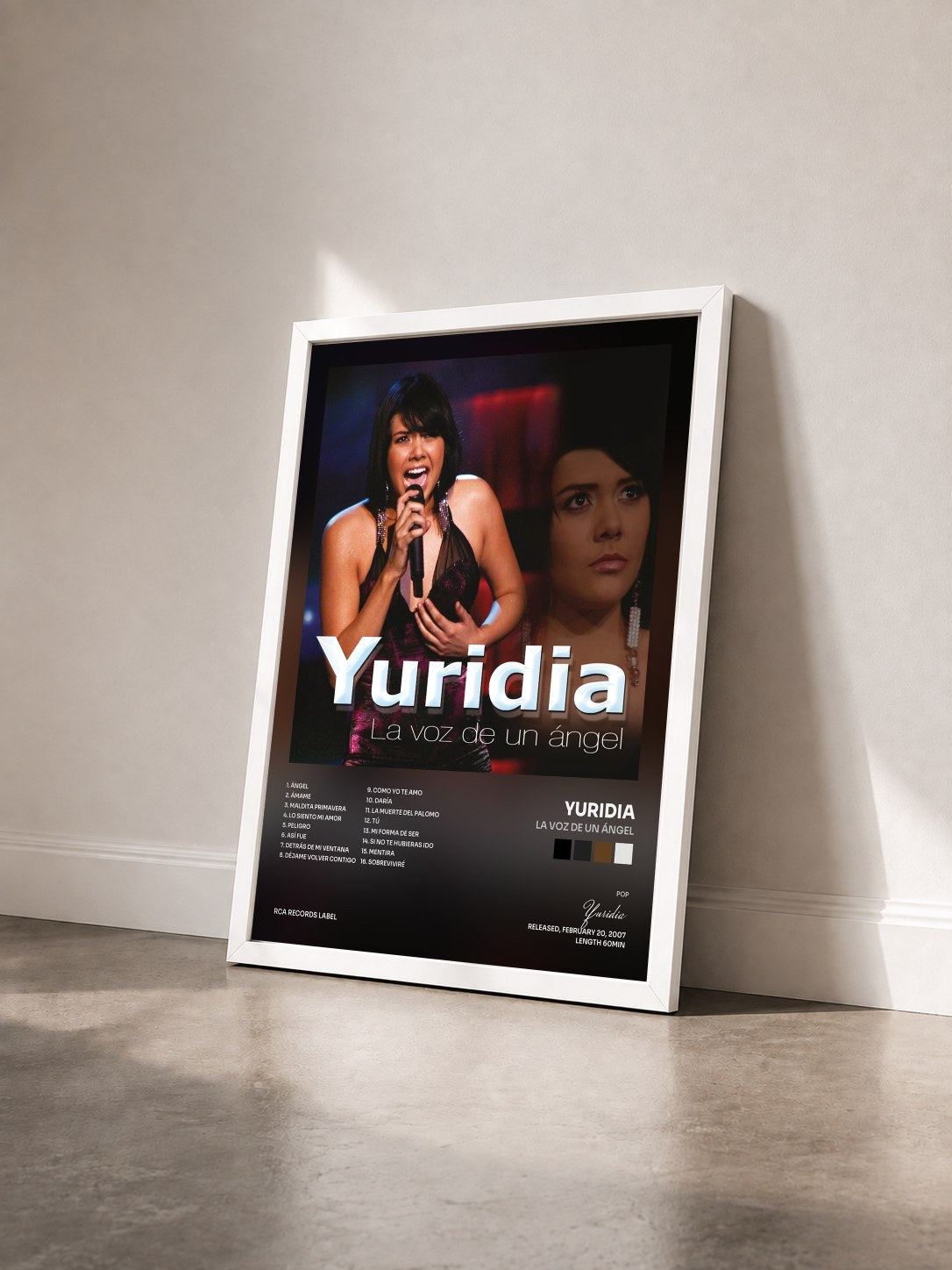 #blanc Tableau de l'album La Voz de un Ángel de Yuridia vu de trois quarts, cadre blanc