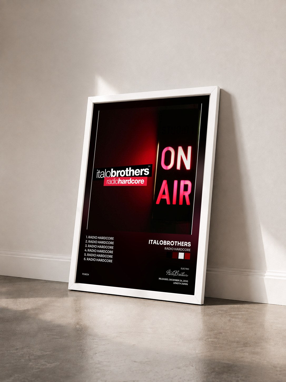 #blanc Tableau de l'album Radio Hardcore de ItaloBrothers vu de trois quarts, cadre blanc