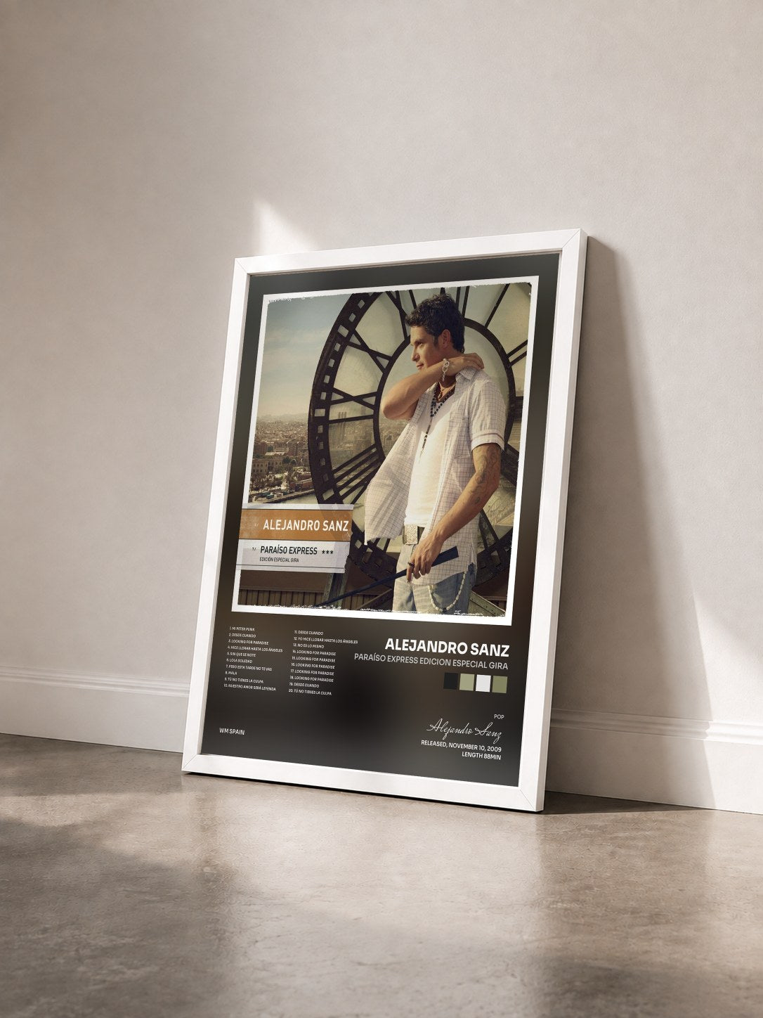 #blanc Tableau de l'album Paraíso Express Edicion Especial Gira de Alejandro Sanz vu de trois quarts, cadre blanc