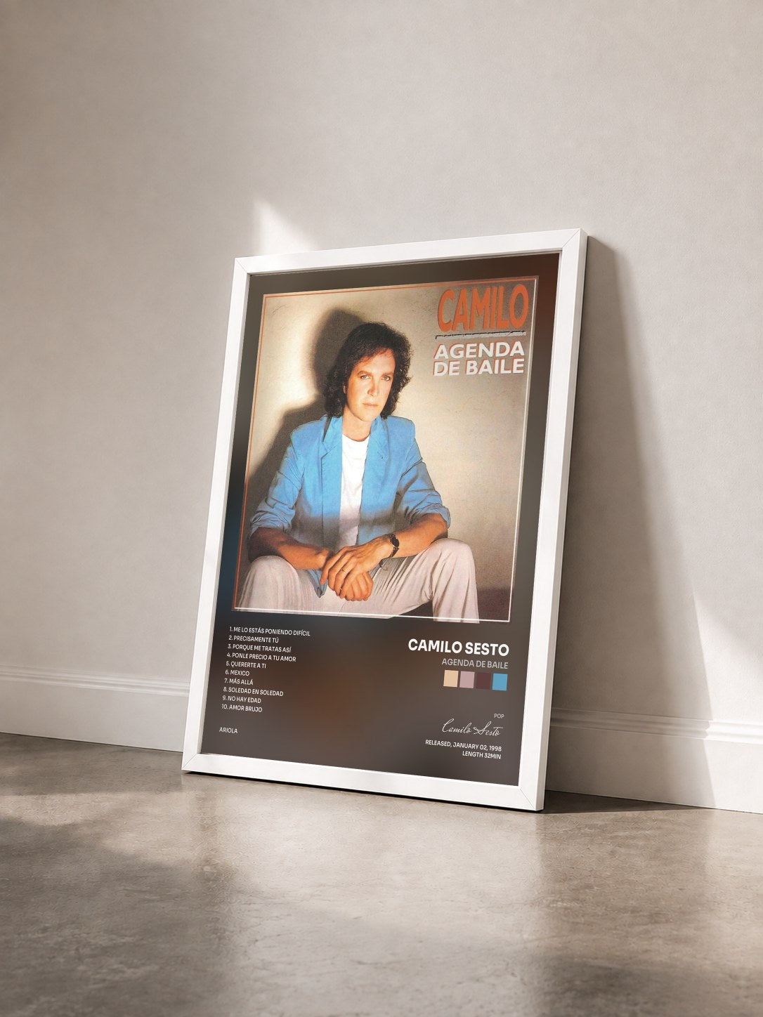#blanc Tableau de l'album Agenda de Baile de Camilo Sesto vu de trois quarts, cadre blanc